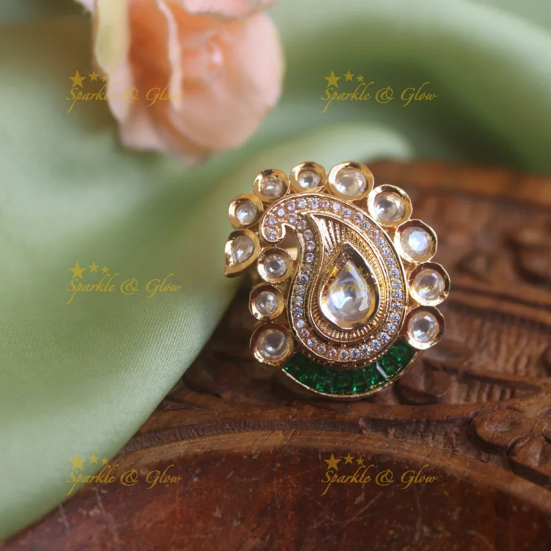 Beautiful Victorian AD finger ring with green stones - Sparkle and Glow