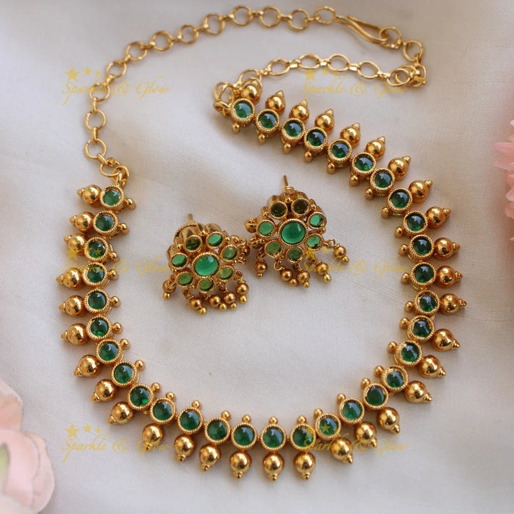Stunning Emerald and gold beads short necklace - Sparkle and Glow