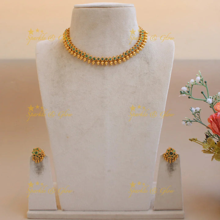 Stunning Emerald and gold beads short necklace - Sparkle and Glow