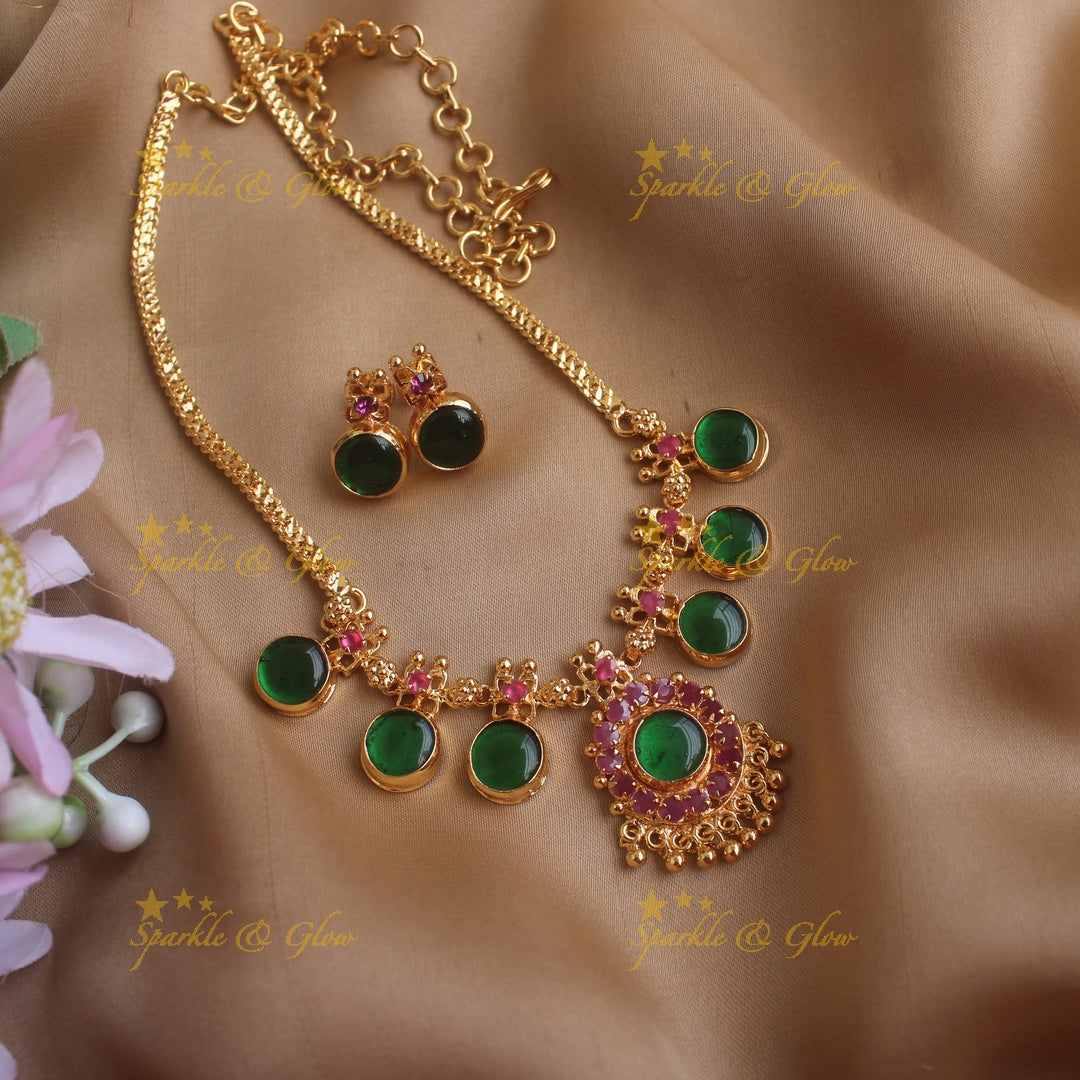 Sparkling Kerala style bottu emerald short necklace
