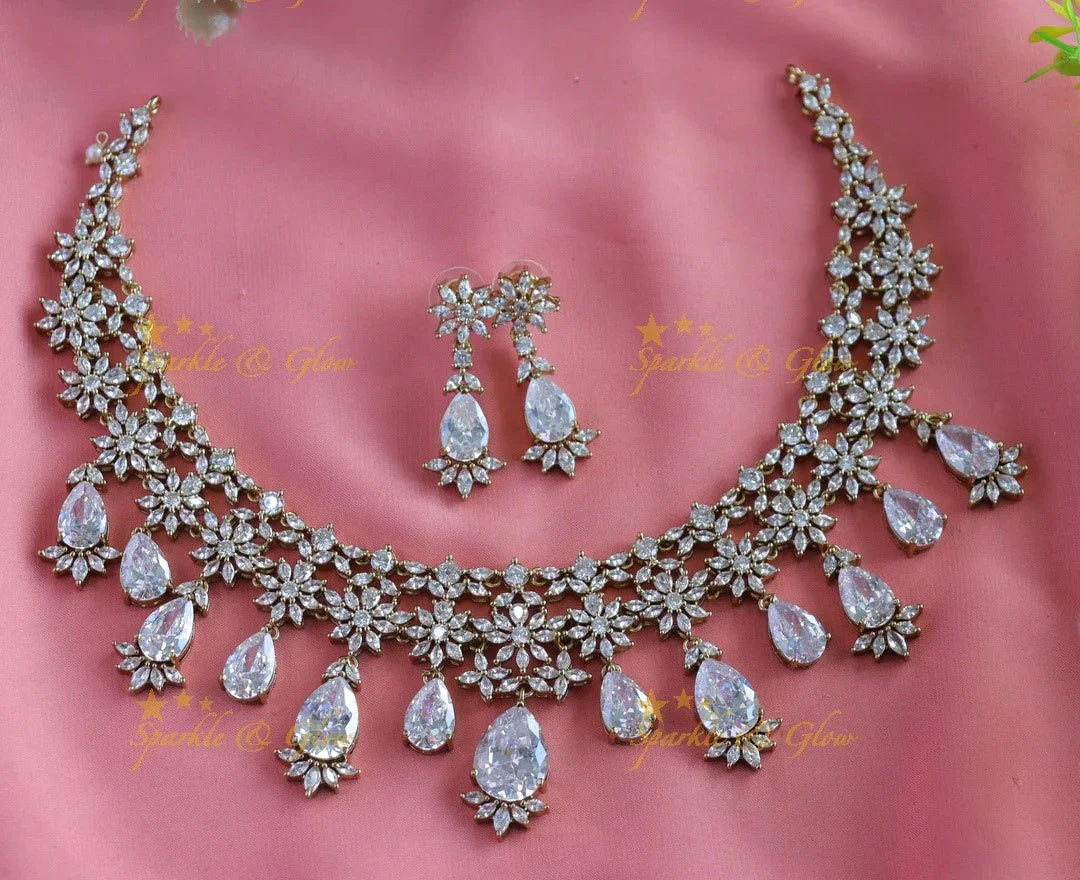 Sparkling Star Floral Victorian Ad short necklace with waterdrop - Sparkle and Glow