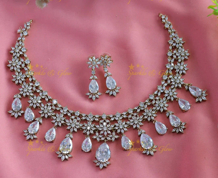 Sparkling Star Floral Victorian Ad short necklace with waterdrop - Sparkle and Glow