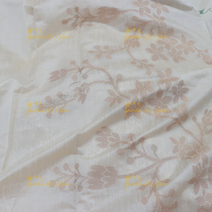 Elegant Kasavu Saree with Silver Accents & Jewellery