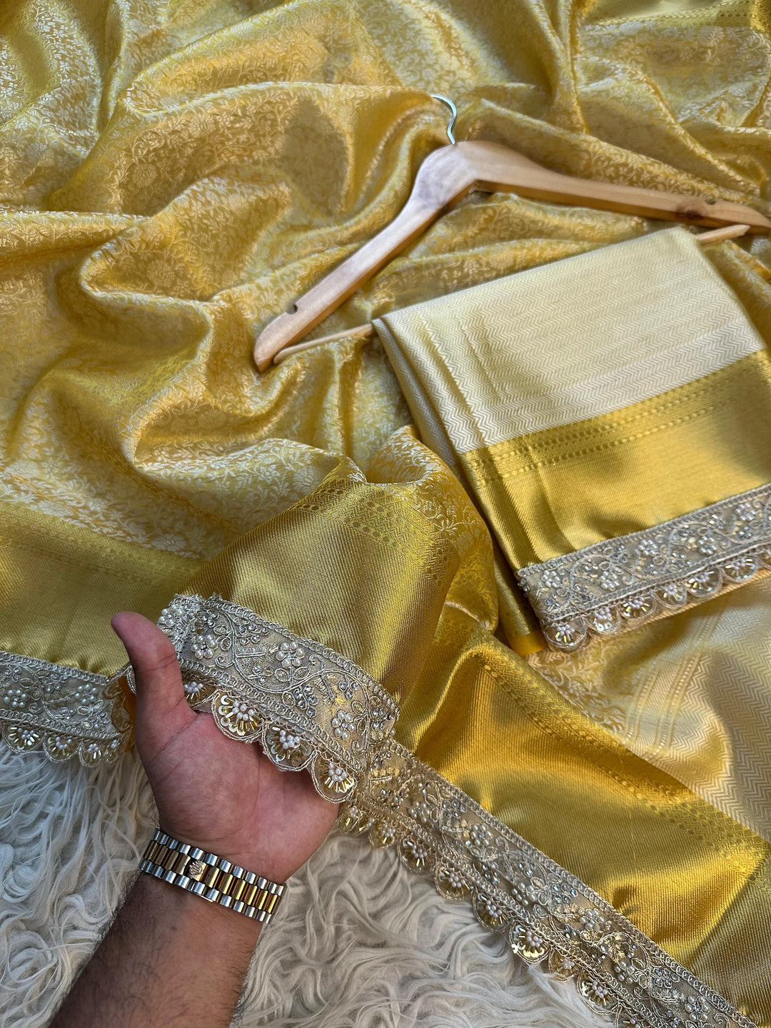 Luxurious Zari Kanjivaram Saree with Glittering Finish