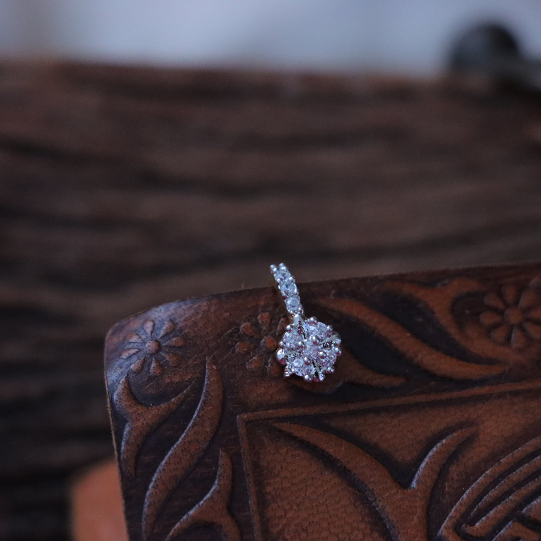 Exquisite Floral Gold Nosepin – Festive Edition