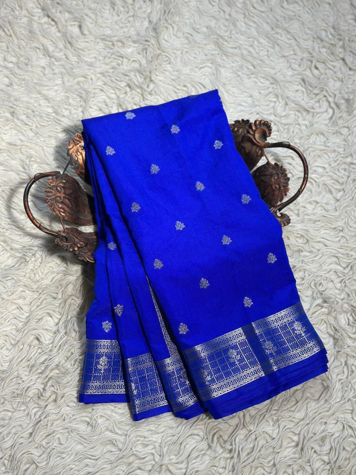 Luxurious Banarasi Silk Saree with Intricate Designs