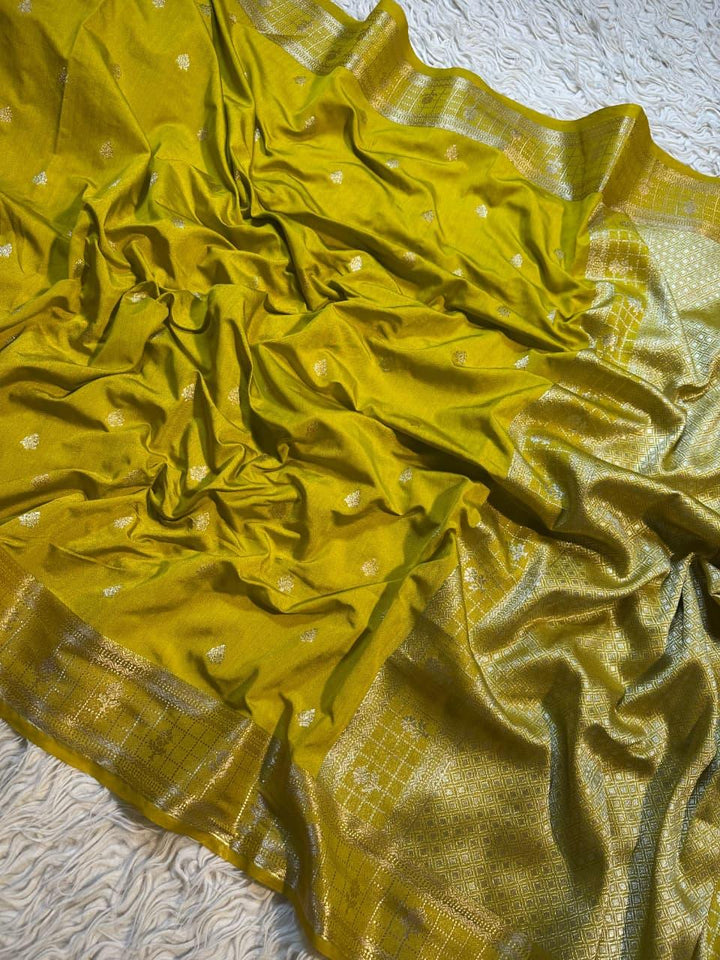 Luxurious Banarasi Silk Saree with Intricate Designs