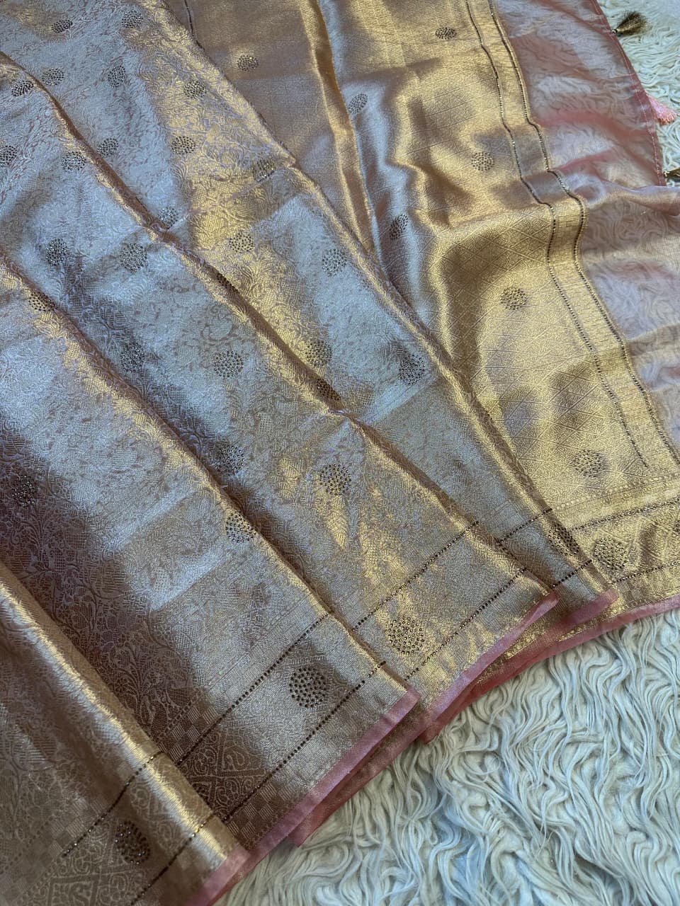 Exquisite Gold Zari Kanjivaram Silk Saree Online