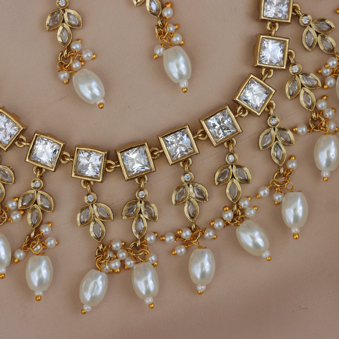Exquisite Gold Necklace Set with Emerald Stones