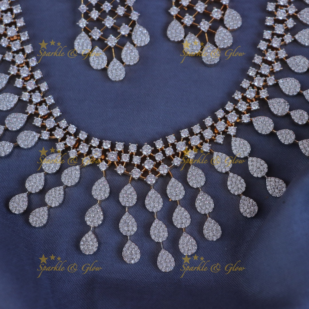 Dazzling Gold Necklace Set with Intricate Drops