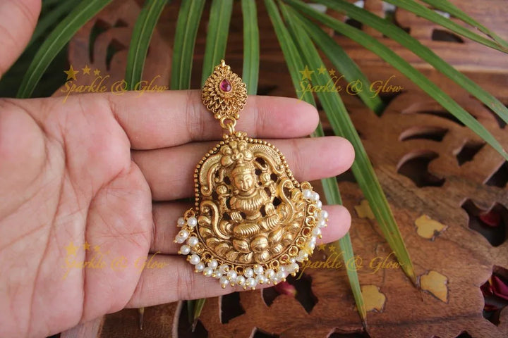 Gold alike Lakshmi single line maang tikka - Pearl - Sparkle and Glow