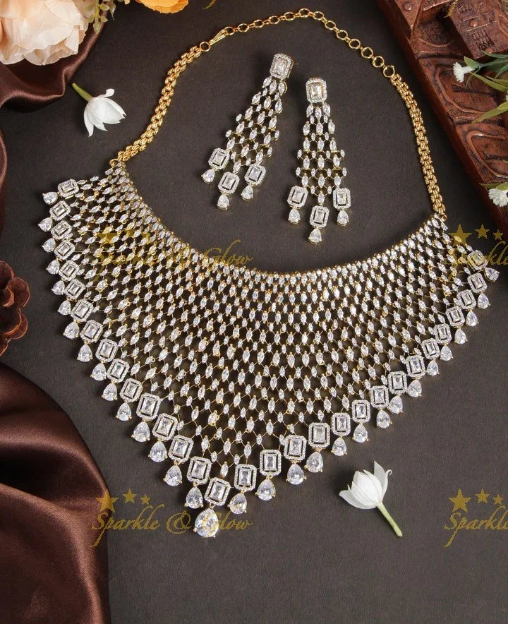 Gold polish Stunning AD choker - Sparkle and Glow