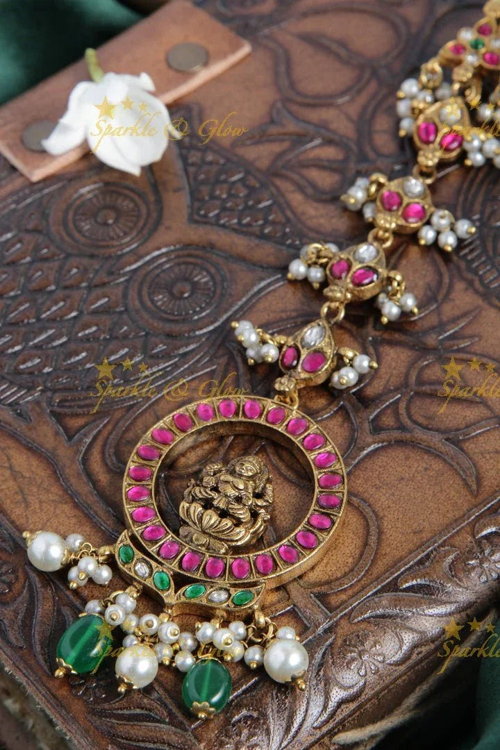 Jadau Lakshmi single line maangtikka with pearl and green beads - Sparkle and Glow