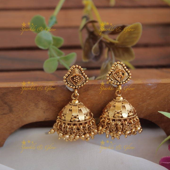 Beautiful intricate leaf design short necklace with gold beads cluster