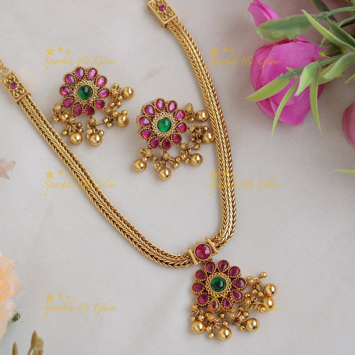 Elegant Floral Kemp stone pendent with chain with gold beads
