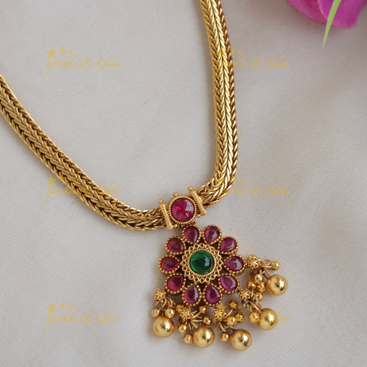 Elegant Floral Kemp stone pendent with chain with gold beads