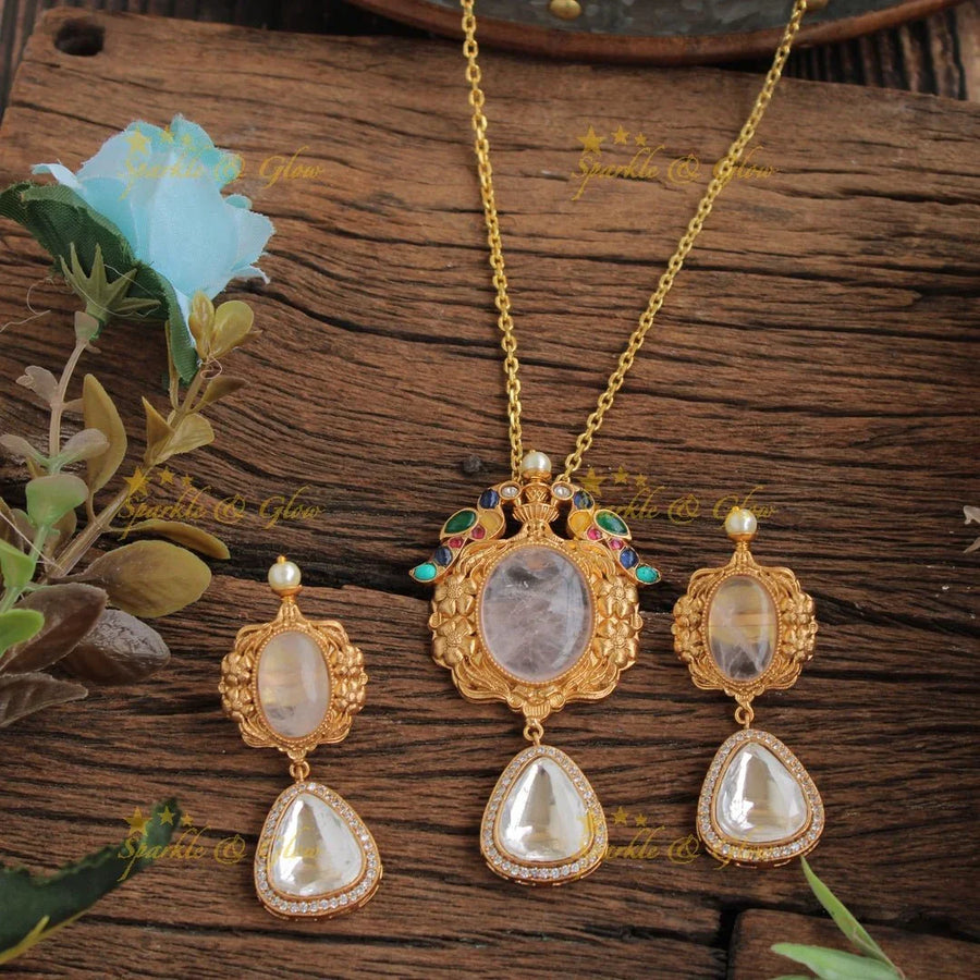 Exclusive Peacock design pendent with chain with stones - white - Sparkle and Glow