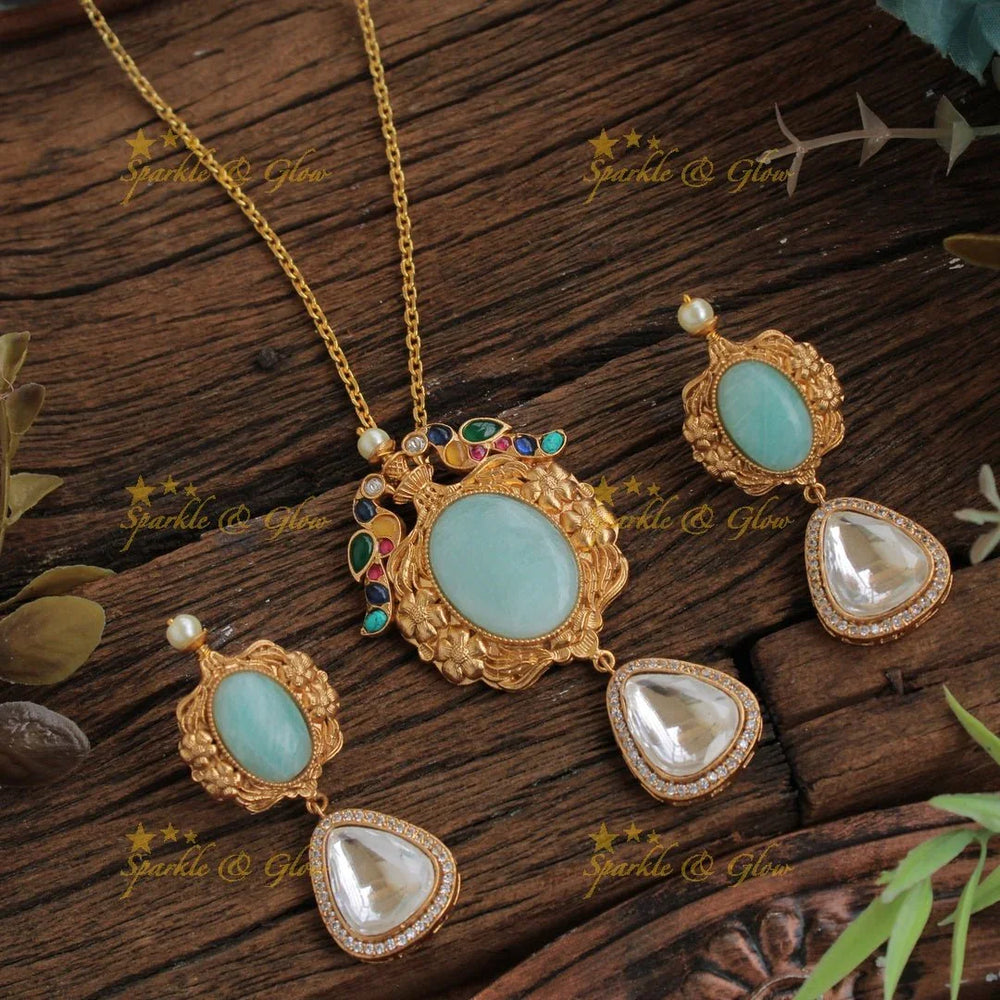 Exclusive Peacock design pendent with chain with stones - white - Sparkle and Glow