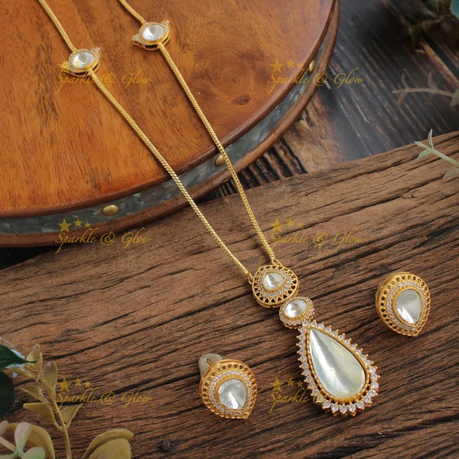 Stunning water drop Pendent with Chain with green stone - Sparkle and Glow