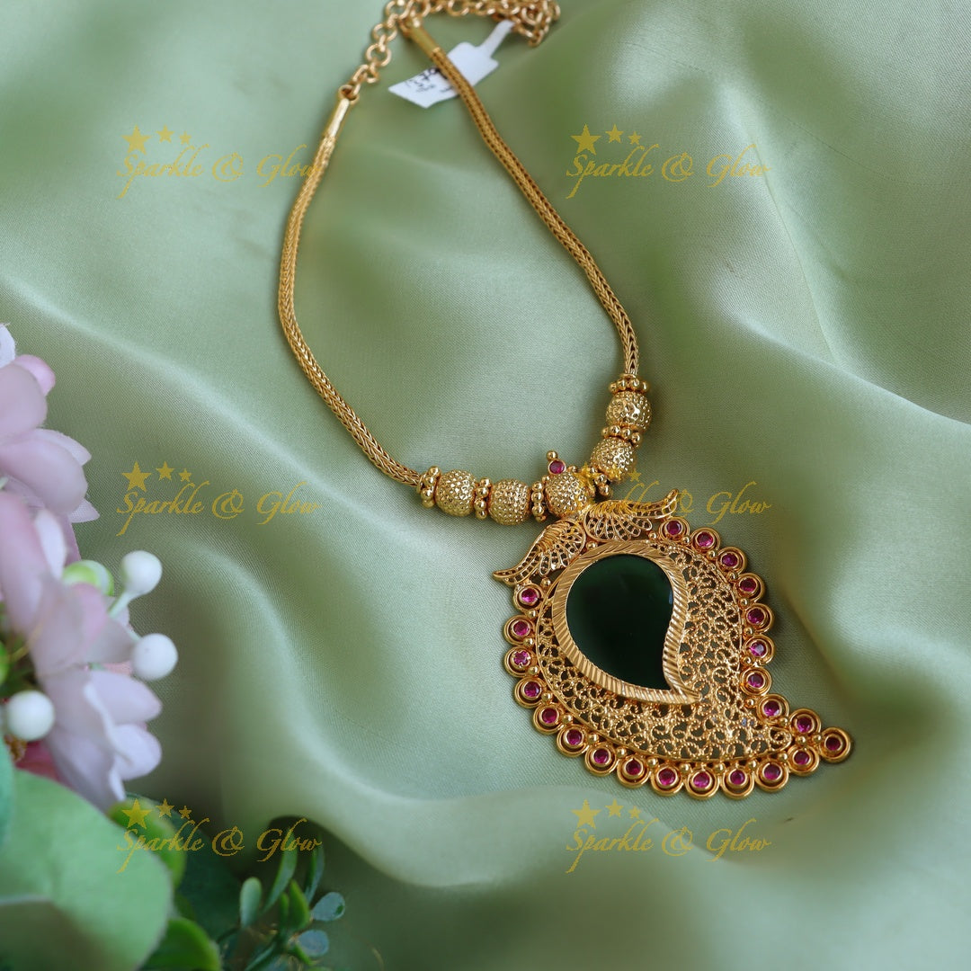 Sparkling Idol Mango Emerald pendant necklace