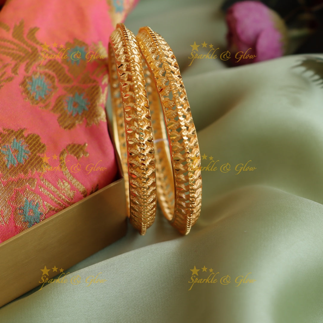 Grand Gold polished bangles a pair, 2.4