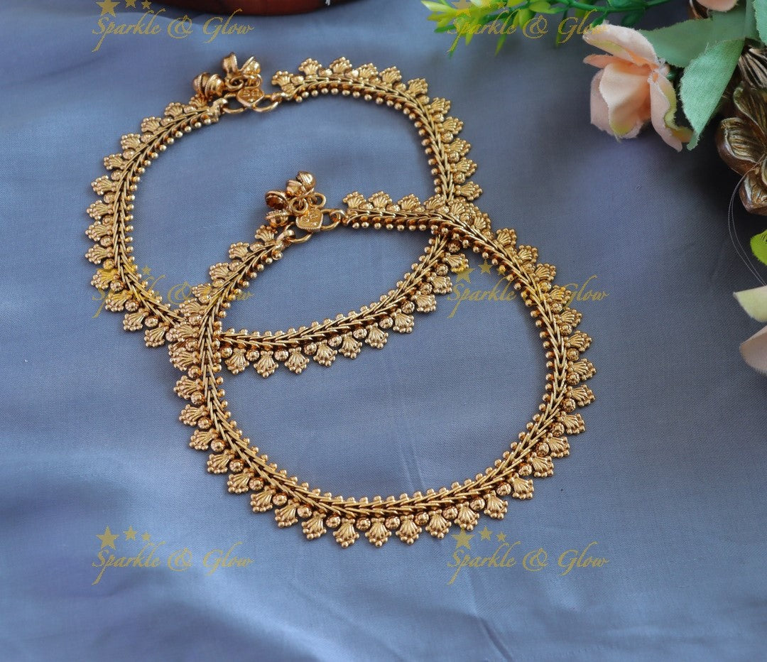 Sparkling Gold alike Flower design Anklet
