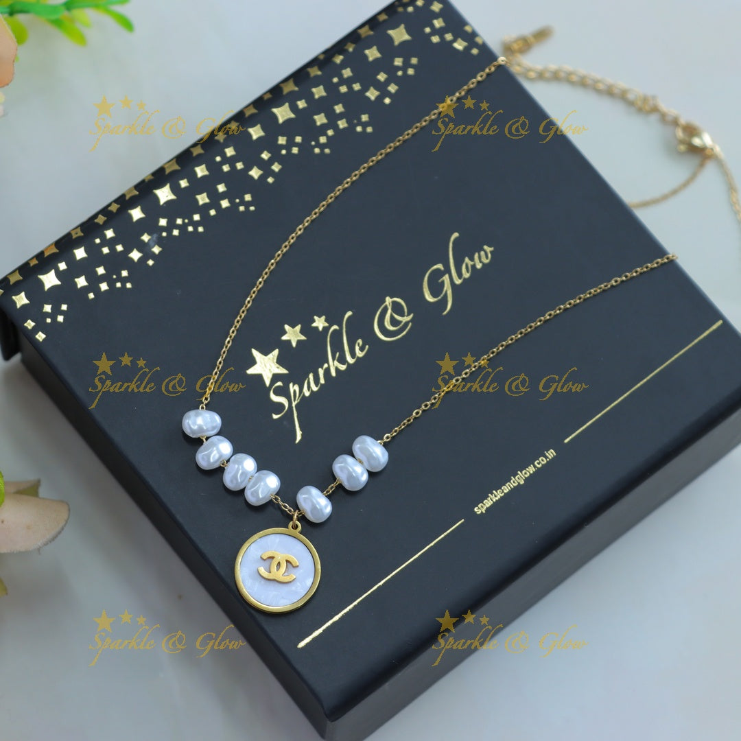 Gracious pearl beaded and Chanel pendant short necklace