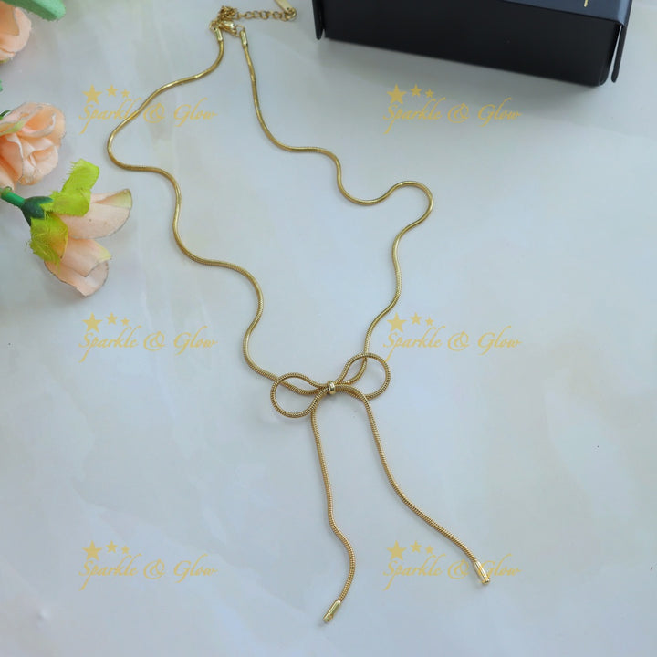 Sparkling Bow design pendant short necklace