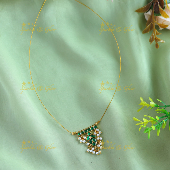 Elegant Leaf Floral pendant Invisible short necklace