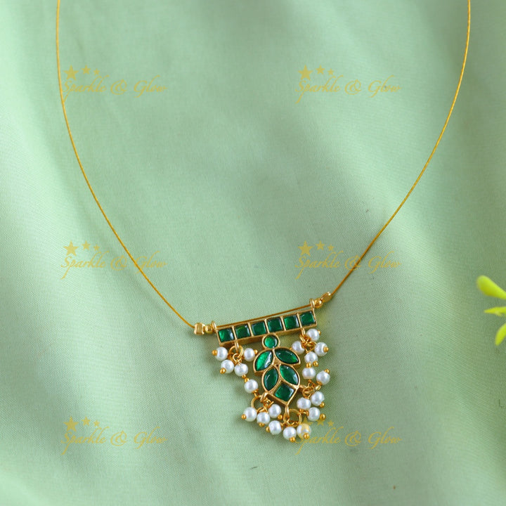 Elegant Leaf Floral pendant Invisible short necklace