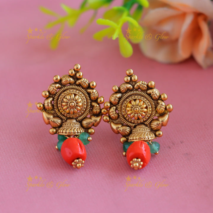 Gracious Coral and Gold Ball flower design short necklace