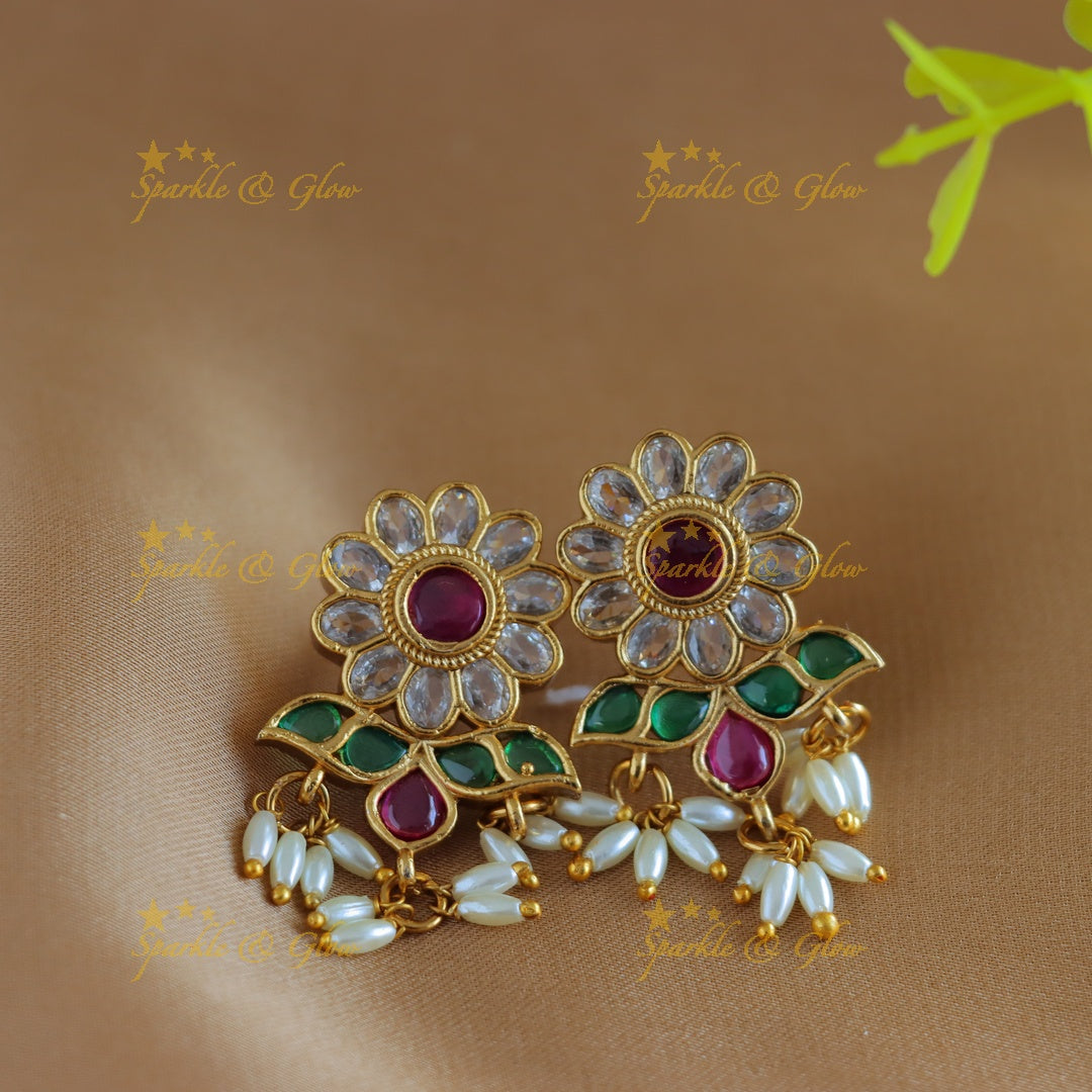 Elegant Flower design short necklace with rice pearls