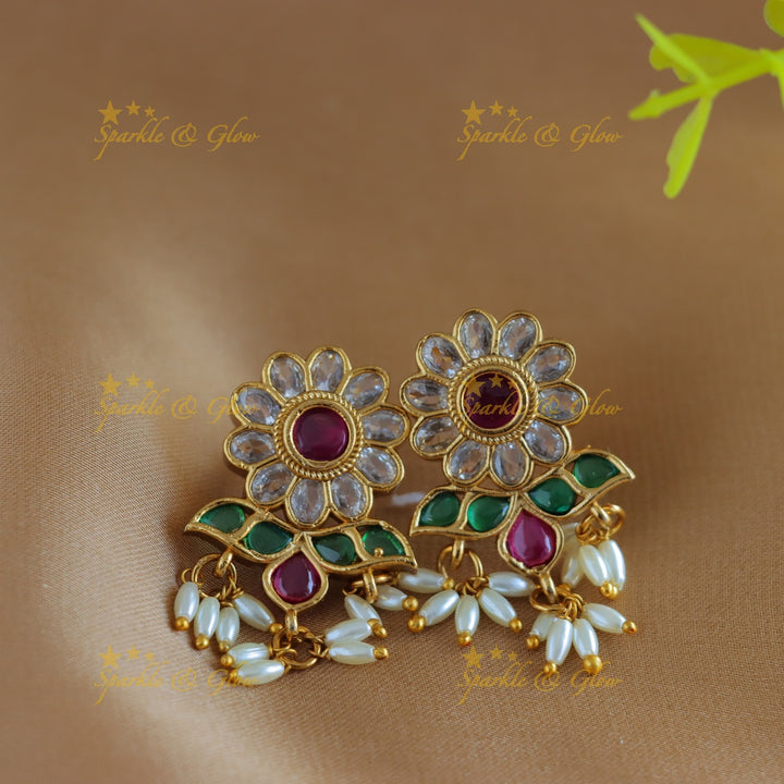 Elegant Flower design short necklace with rice pearls