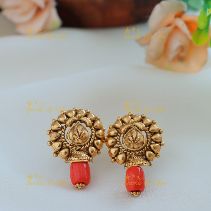 Gracious Coral and gold beaded short necklace