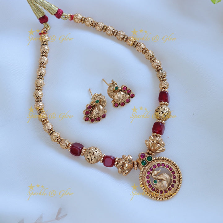 Beautiful Peacock pendant short necklace