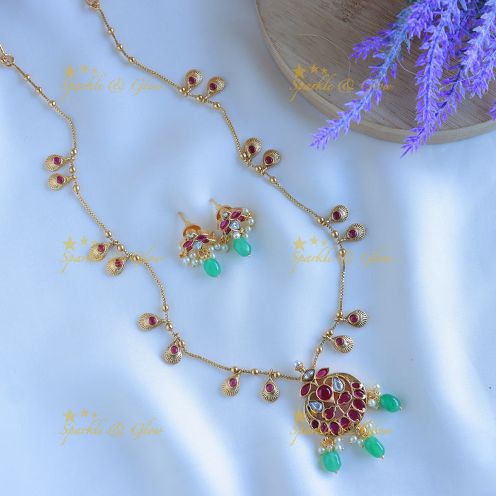 Beautiful Kemp Antique Floral pendant chain with green beads-Green