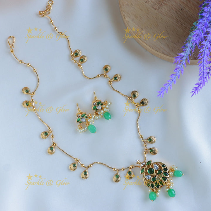 Beautiful Kemp Antique Floral pendant chain with green beads-Green