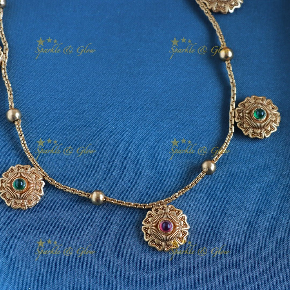 Gracious Pancha Floral design short necklace - Rubygreen - Sparkle and Glow - 