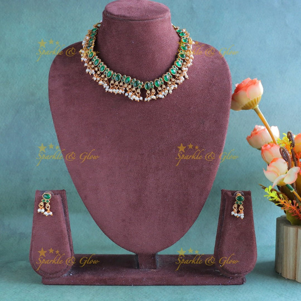 Stunning Oval Kemp stone short necklace with pearls - Green - Sparkle and Glow - 