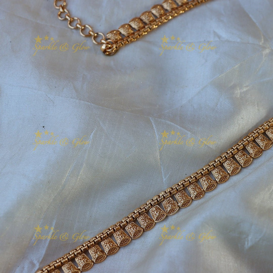 Pretty pot design Gold alike hip chain - Sparkle and Glow - 