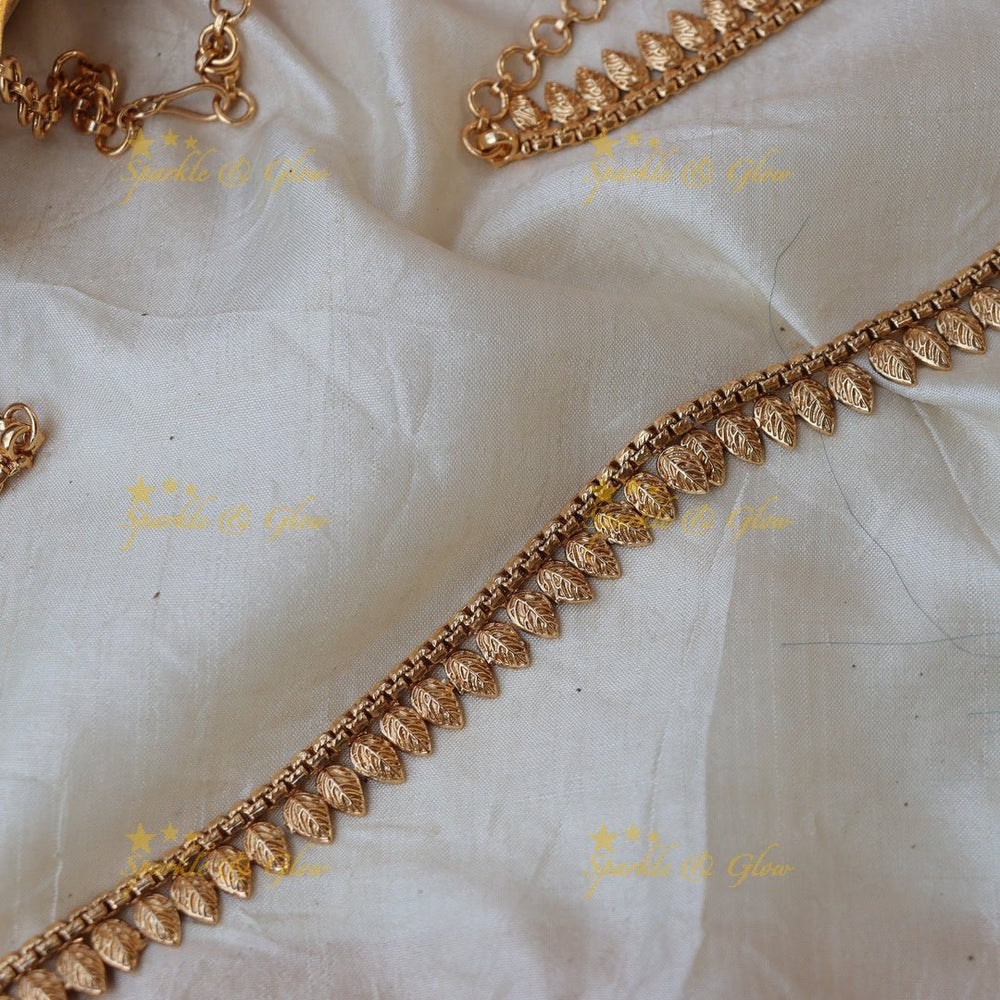 Beautiful leaf design gold alike hip chain - Sparkle and Glow - 