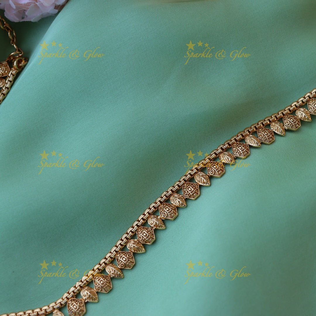 Pretty gold alike hip chain - Sparkle and Glow - 
