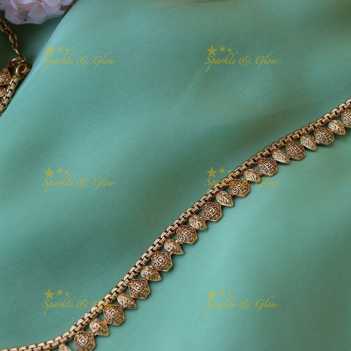 Pretty gold alike hip chain - Sparkle and Glow - 