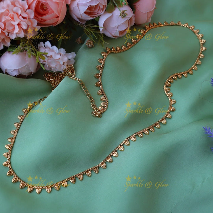 Simple and elegant leaf shaped gold alike hip chain - Sparkle and Glow - 