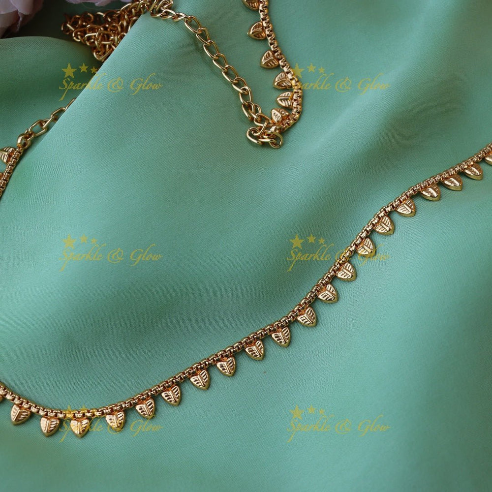 Simple and elegant leaf shaped gold alike hip chain - Sparkle and Glow - 