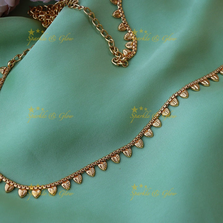 Simple and elegant leaf shaped gold alike hip chain - Sparkle and Glow - 