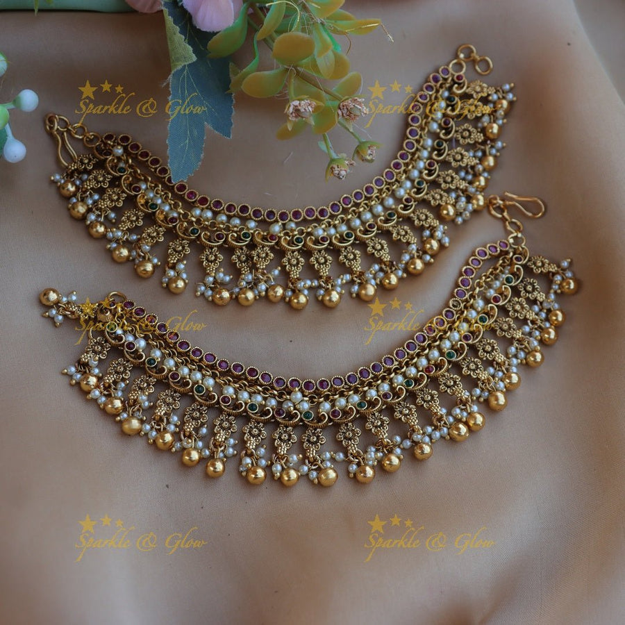 Pretty floral design Earchain - Gold - Sparkle and Glow - Pearl - 