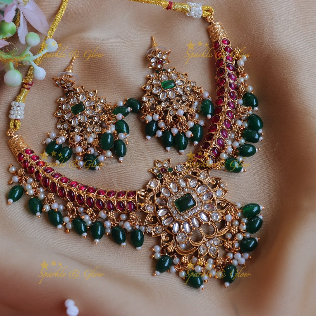 Grand Floral pendant carved Kemp Hasli short necklace - Sparkle and Glow - Green - 