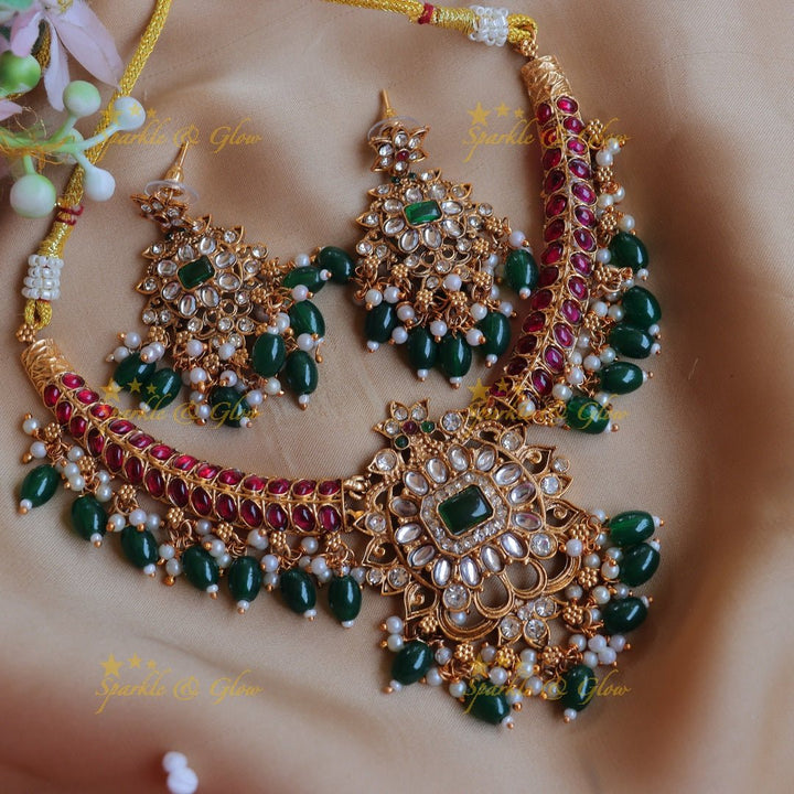 Grand Floral pendant carved Kemp Hasli short necklace - Sparkle and Glow - Green - 