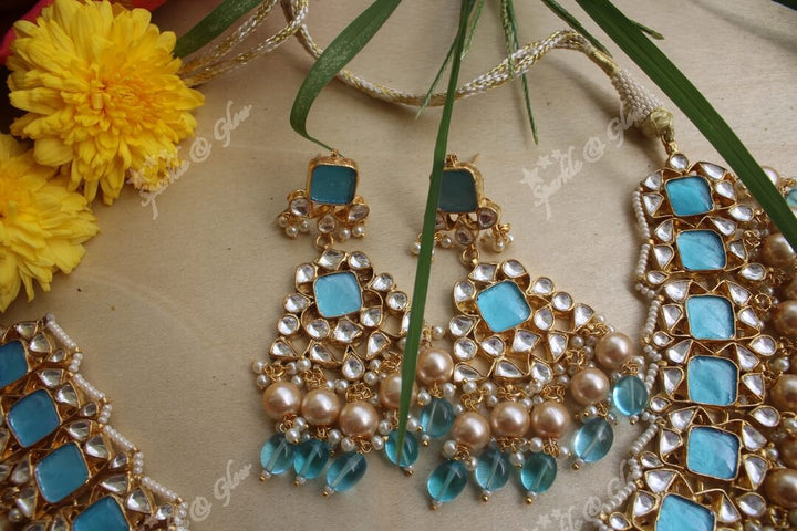 Pastel blue jadau stone short necklace